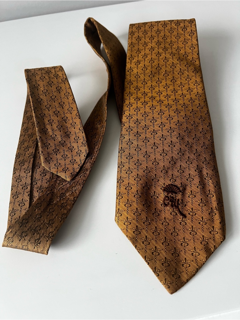 Golden Patterned Men's Tie with Embroidered Crest - Unbranded